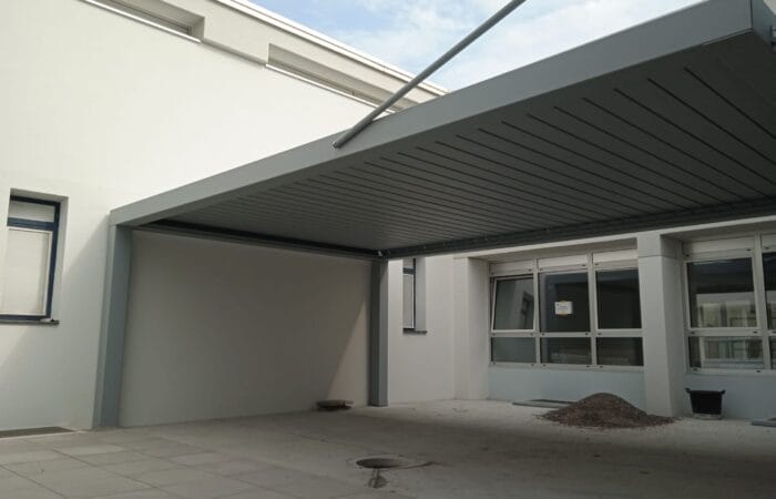 Grande pensilina per spazi aperti in Ticino