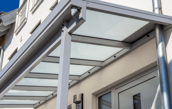 Pensilina in vetro per casa unifamiliare in ticino