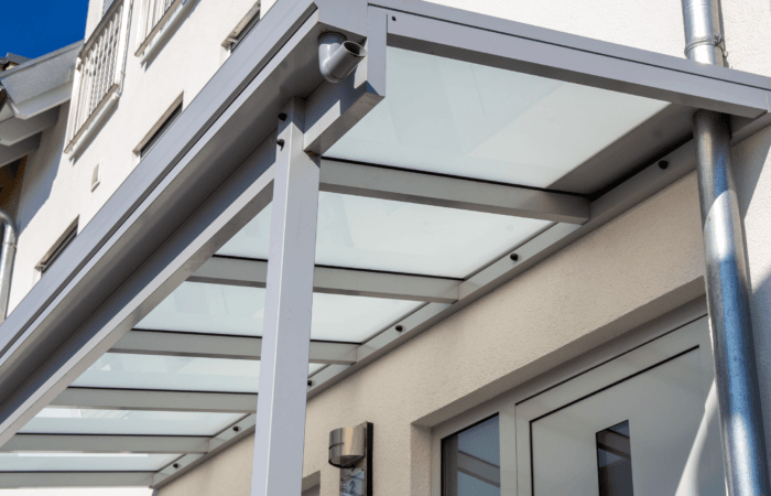 Pensilina in vetro per casa unifamiliare in ticino