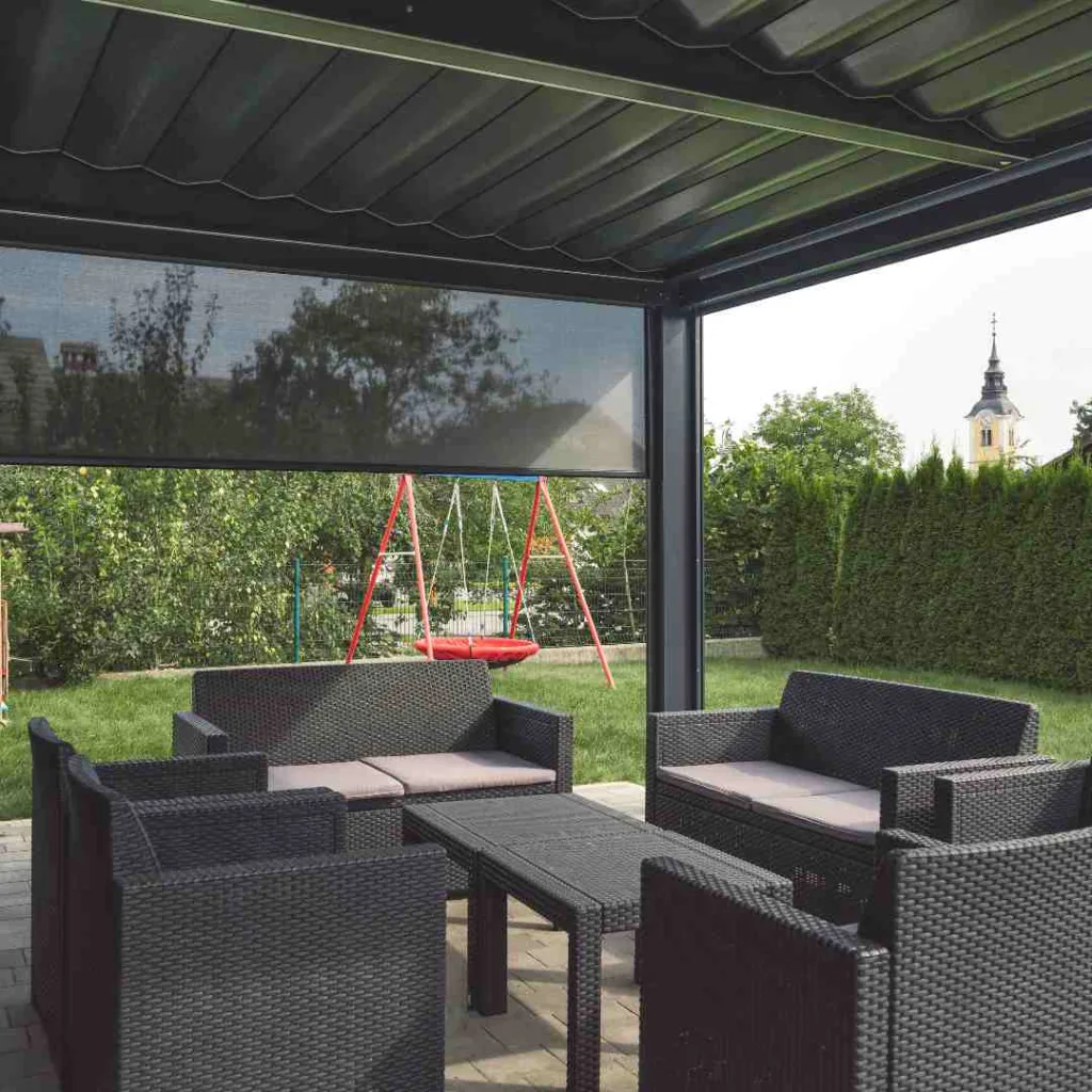 Lamelle orientabili di una pergola bioclimatica in alluminio.