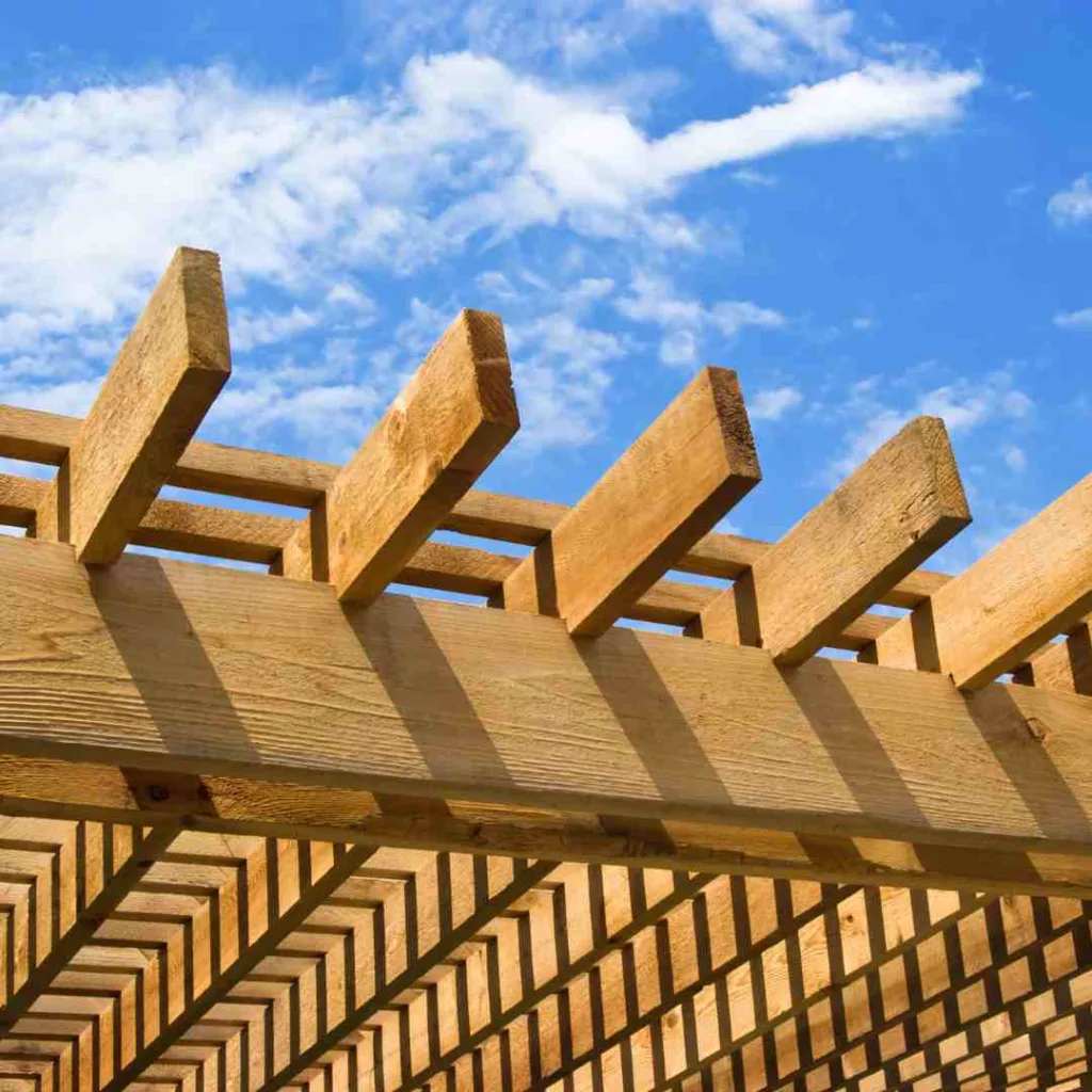 Lamelle orientabili di una pergola bioclimatica in legno.