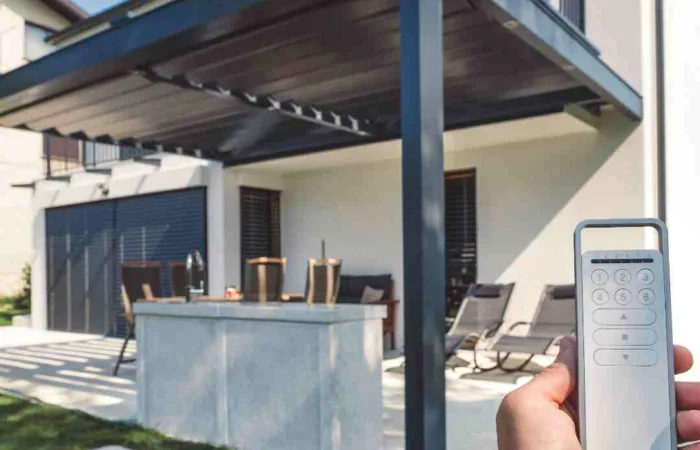 Pergola bioclimatica moderna in un giardino in Ticino.